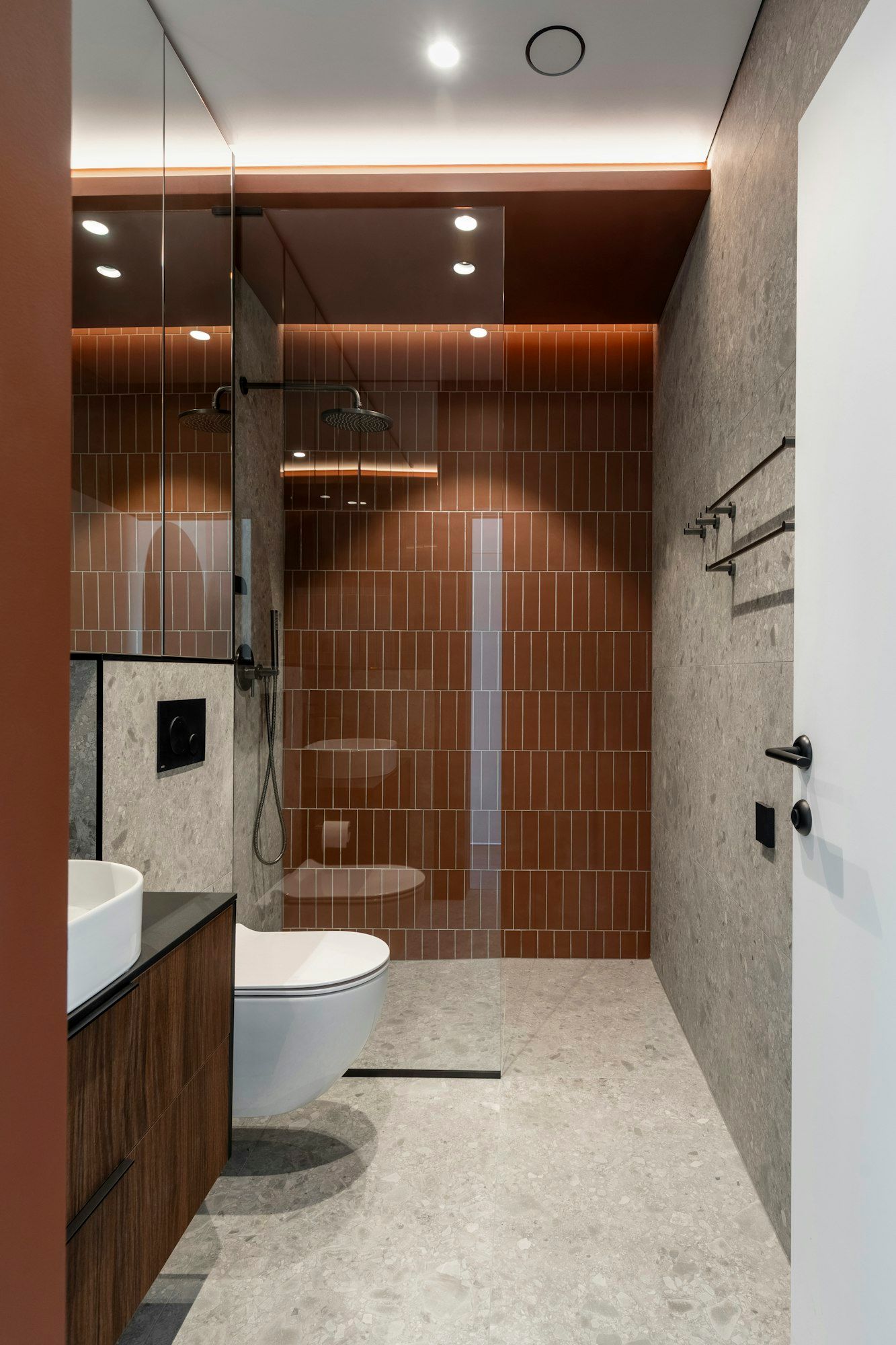 Bad mit Terrazzo-Boden, Wandfliesen in Terrakotta und Walk-in-Dusche